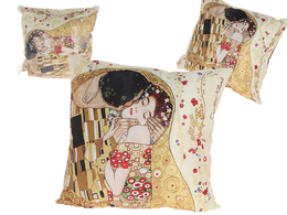 Pillow with filling/zip - G. Klimt, The Kiss, cream background (CARMANI)