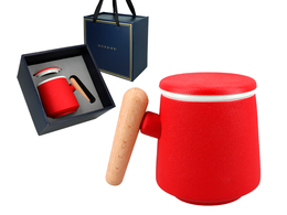 Mug with ceramic strainer and lid, red