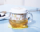 Taza de cristal con infusor de cerámica y tapa.