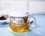 Taza de cristal con infusor de cerámica y tapa.